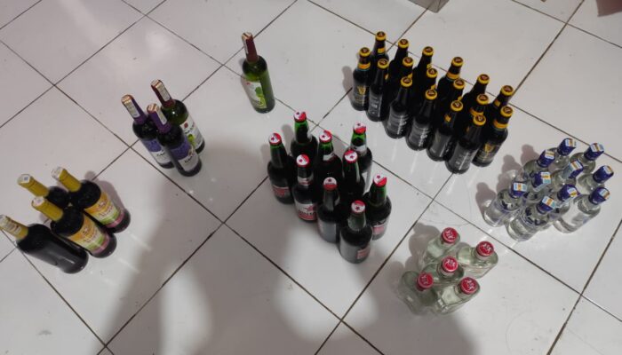 Polres Gresik Amankan 16 Orang dan Puluhan Botol Miras di Cerme, Respons Aduan “Cak Rama”