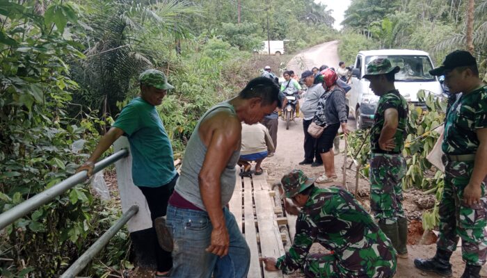 Danramil Meliau Bersama Anggota Bergerak Cepat Perbaiki Jembatan Putus di Desa Melobok