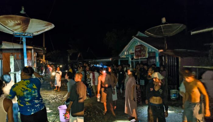 Kapolsek Menukung Tinjau TKP Kebakaran,Rumah Warga di Ella Hulu.