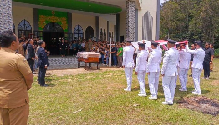 Polsek Mukok Amankan Prosesi Pemakaman Camat Toba, Wabup Sanggau Pimpin Upacara Pelepasan Jenazah