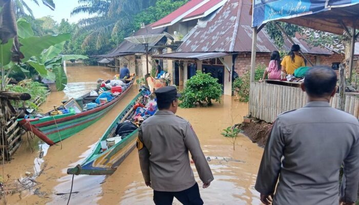 Polres Sarolangun Sigap Evakuasi Warga Terdampak Banjir Luapan Sungai Batang Asai.