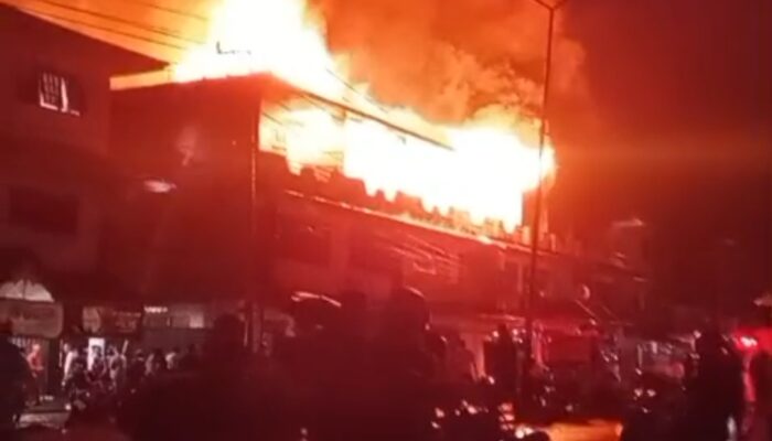 Kebakaran Besar di Kawasan Pertokoan Melawi: 16 Ruko Ludes, Petugas Butuh Empat Jam Padamkan Api.