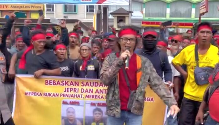 Ratusan Warga Demo di Polres Sanggau, Tuntut Pembebasan Dua Penambang Emas