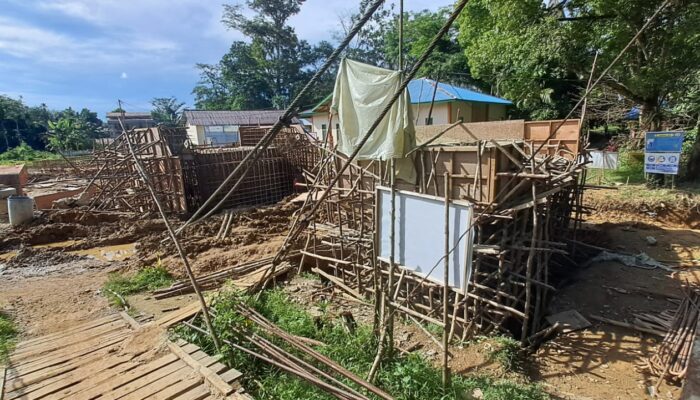 Kades Suka Bangun Minta Kontraktor Pelaksana Pembangunan Jembatan Sungai Raya Menjaga Kualitas