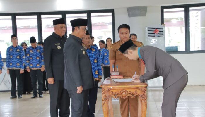 Bupati Bengkayang Kukuhkan Dewan Pendidikan dan Melantik 34 Kepala Sekolah.