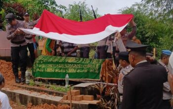 Wakapolres Sanggau Pimpin Upacara Pemakaman Kedinasan Aiptu Eko Karyandi, Wujud Penghormatan atas Dedikasi Seorang Bhayangkara