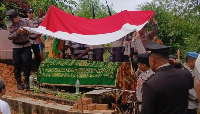 Wakapolres Sanggau Pimpin Upacara Pemakaman Kedinasan Aiptu Eko Karyandi, Wujud Penghormatan atas Dedikasi Seorang Bhayangkara