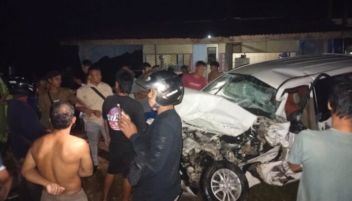 Tabrakan Truk Tangki dan Minibus di Tayan Hulu, Polisi Lakukan Penanganan Cepat dan Evakuasi Korban