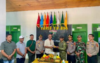 Bupati Sarolangun bersama Kapolres Beri Kejutan Ulang Tahun Komandan Yonif TP 896/Serumpun Pseko.