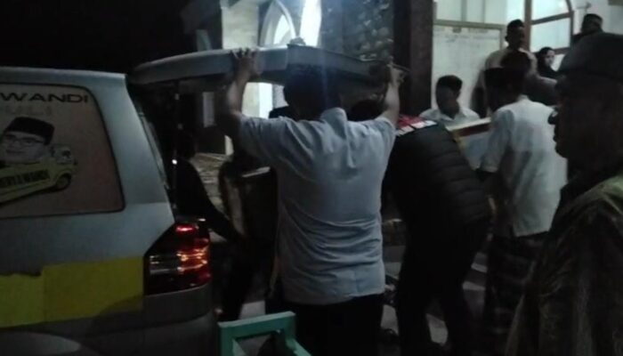 Polres Bangka Barat Kawal Jenazah Warga dari Cirebon hingga Ke Pemakaman