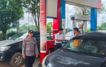 Patroli SPBU di Kebadu, Polsek Batang Tarang Pastikan Stok BBM dan Antrean Kendaraan Tetap Terkendali
