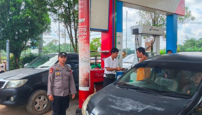 Patroli SPBU di Kebadu, Polsek Batang Tarang Pastikan Stok BBM dan Antrean Kendaraan Tetap Terkendali