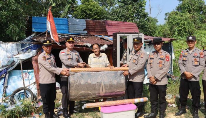 Kapolres Sanggau Salurkan Bantuan Sosial kepada Warga Kurang Mampu di Kelurahan Bunut, Wujud Nyata Kepedulian Polri Hadir untuk Masyarakat