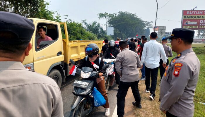 500 Bendera Merah Putih Dibagikan di Kubu Raya, Pengendara Diajak Semarakkan HUT RI