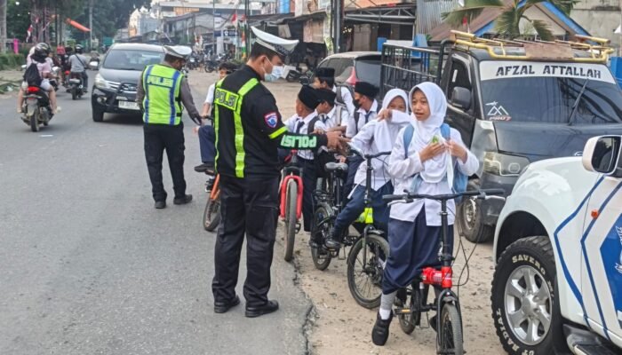 Satlantas Polres Bengkayang Bagikan 100 Masker untuk Pengguna Jalan